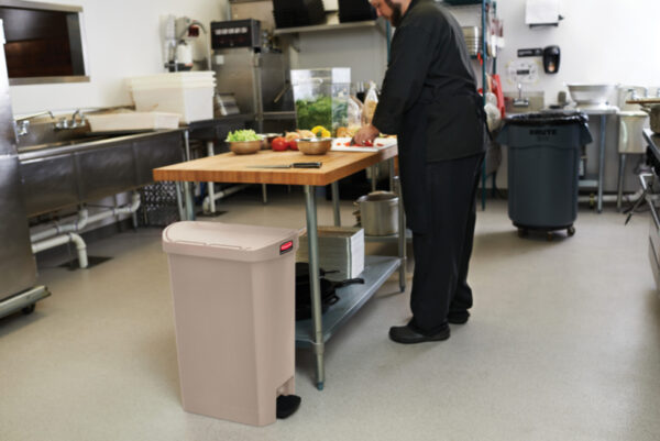 Slim Jim Step On container End Step kunststof 50 liter beige - VB 223934 - Afbeelding 3